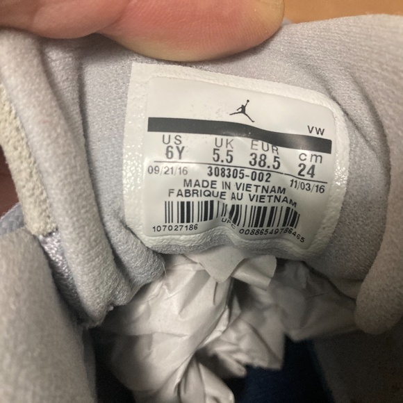 Jordan 12 Retro Low Wolf Grey (GS) - Picture 16 of 16